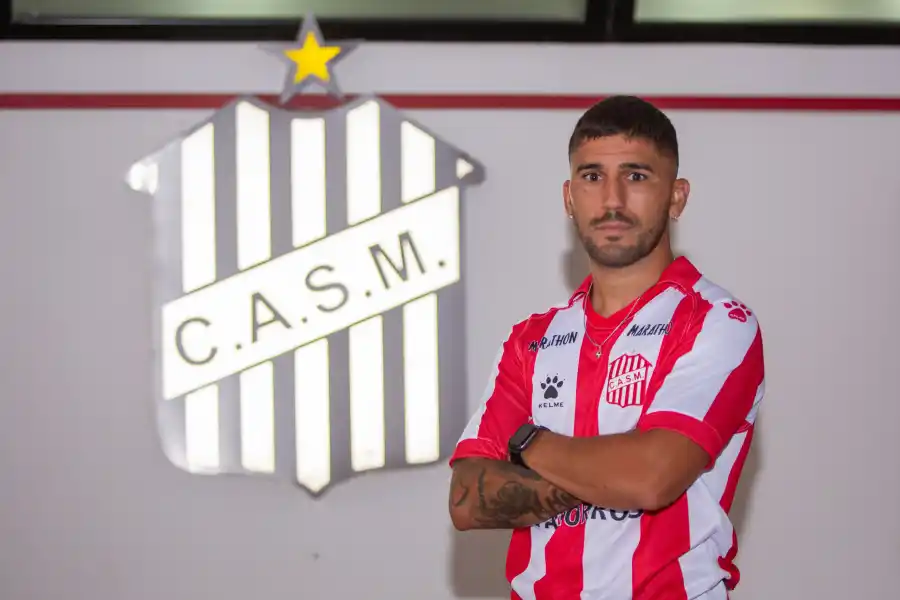 NUEVOS COLORES. Hachen firmó su contrato y posó con la camiseta de San Martín de Tucumán.