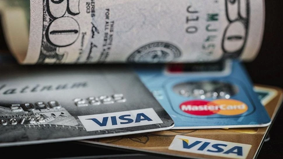 Los pagos con tarjeta de débito en dólares en el exterior.
