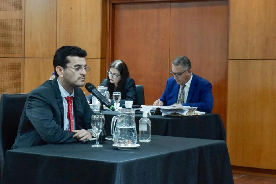 TESTIGO PRESENTE. El ex empleado del MPF, Carlos E. Rodríguez, se presentó ayer de modo espontáneo a declarar luego de que su padre le avisara que leyó en LA GACETA que debía comparecer en el juicio político. Prensa Legislatura