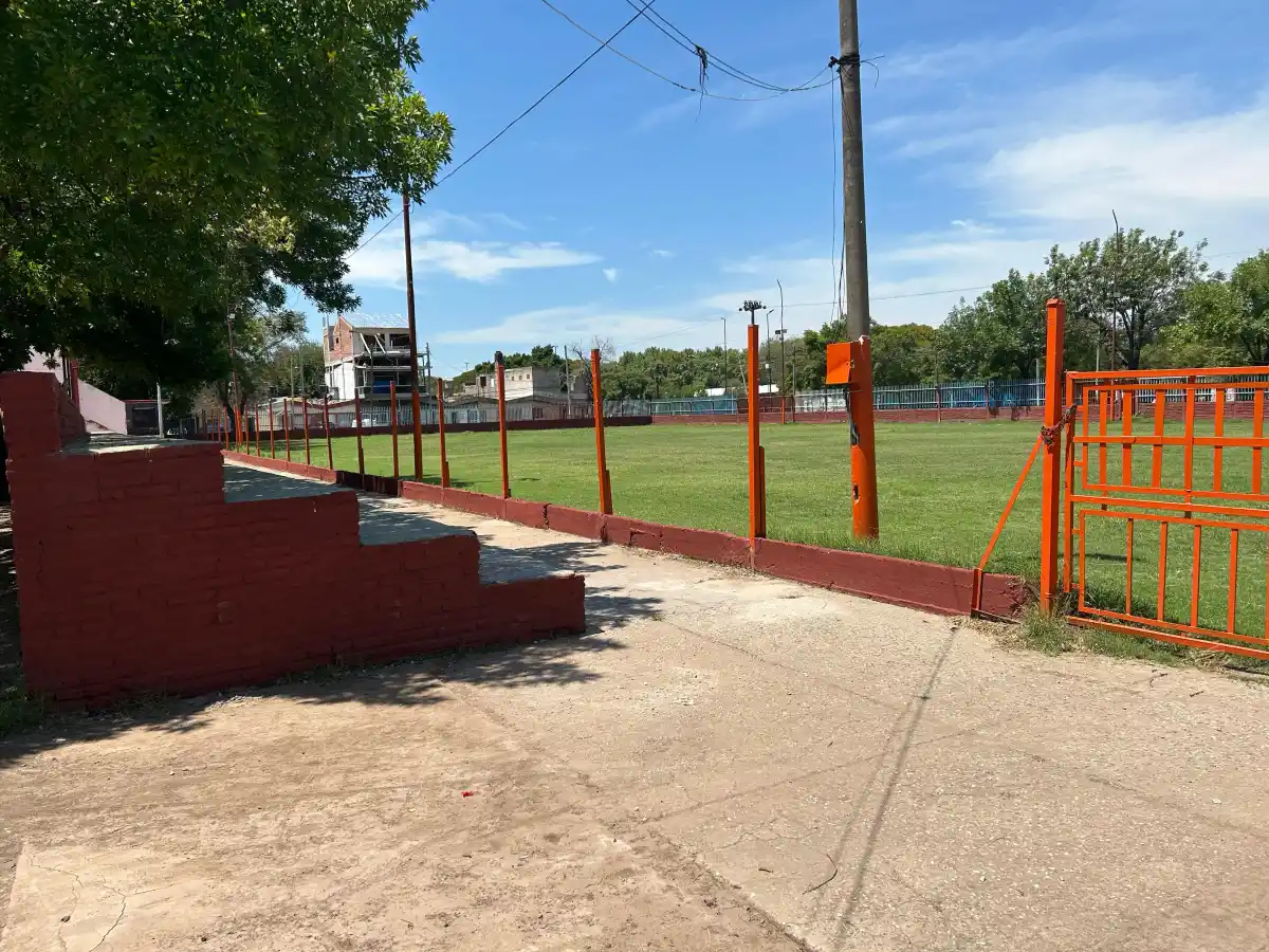 INTACTO. Así luce el campo de juego donde Lionel Messi dio sus primeros pasos con el fútbol.