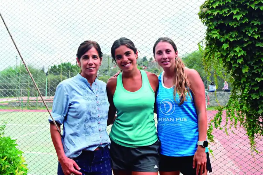 EN FAMILIA. Patricia Casanova posa junto a las organizadoras, Valentina Bujazha, su hija, y Kika Ávila Terán