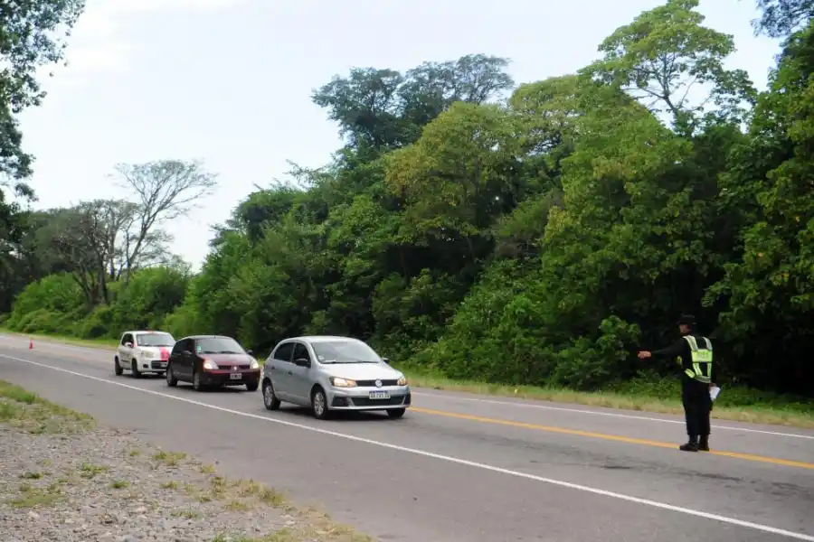 EN LA RUTA. La Policía controla la documentación de los conductores.