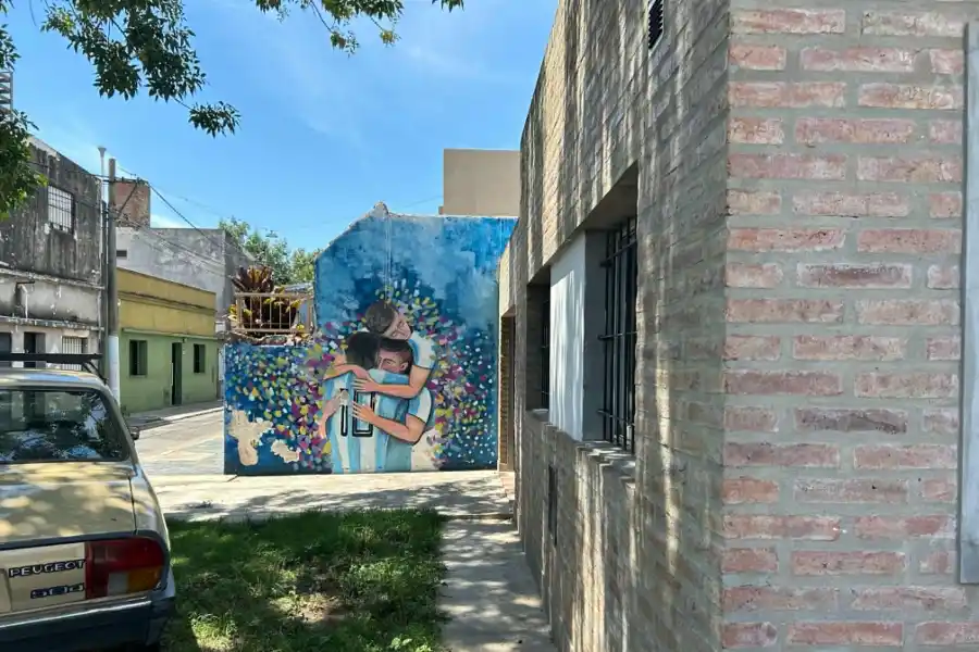 ABRAZO DE GOL. Messi es retratado junto a sus compañeros de la Selección.