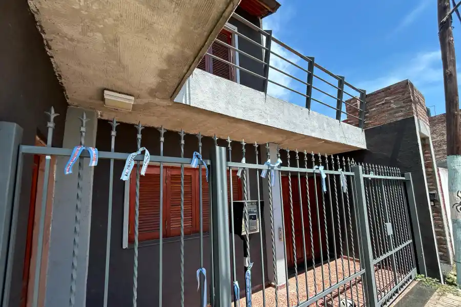 AGRADECIMIENTO. La fachada de la casa de Messi está aggiornada con cintas 