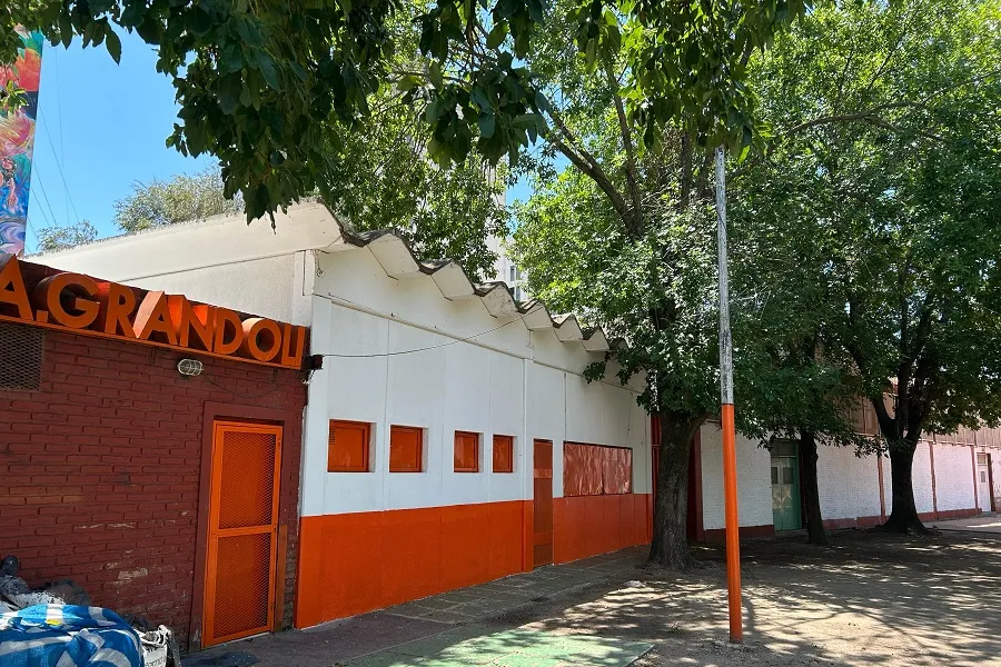 FACHADA. Así es la entrada al club Abanderado Grandoli.
