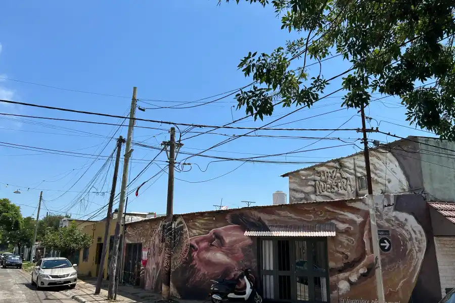 LO QUE MÁS SOÑABA. Lionel Messi conquistó el Mundial en 2022 y el barrio se tansformó en una fiesta.