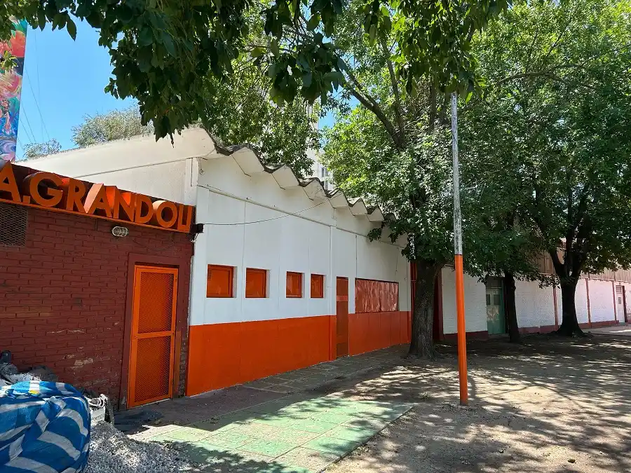 FACHADA. Así es la entrada al club Abanderado Grandoli.