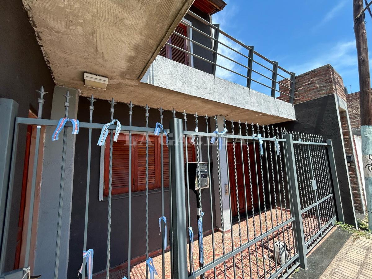 AGRADECIMIENTO. La fachada de la casa de Messi está aggiornada con cintas 