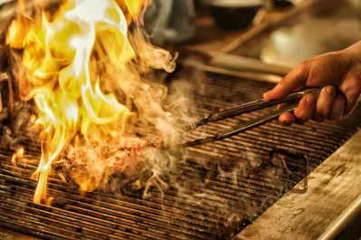 La decisión más importante para el asado perfecto: ¿carbón o leña?