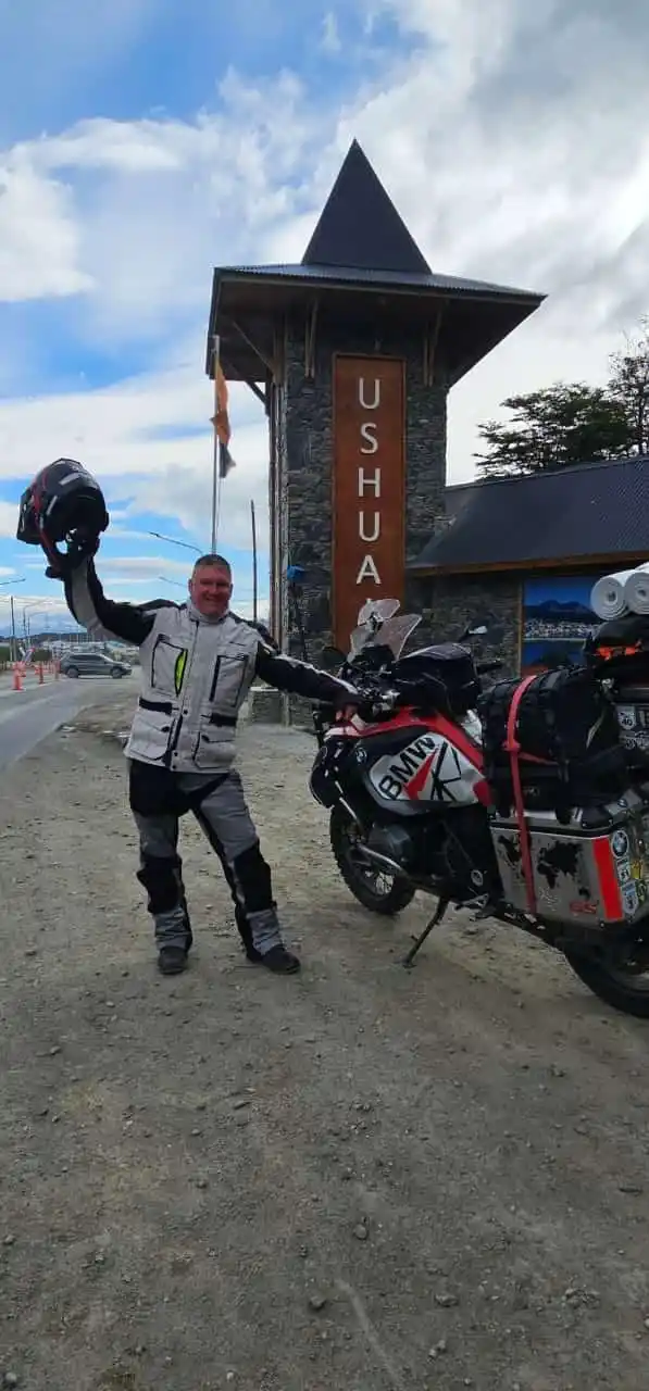 OBJETIVO CUMPLIDO. Maldonado sonríe al final del viaje con su BMW.