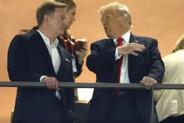 Sin hacer política, Trump hizo historia