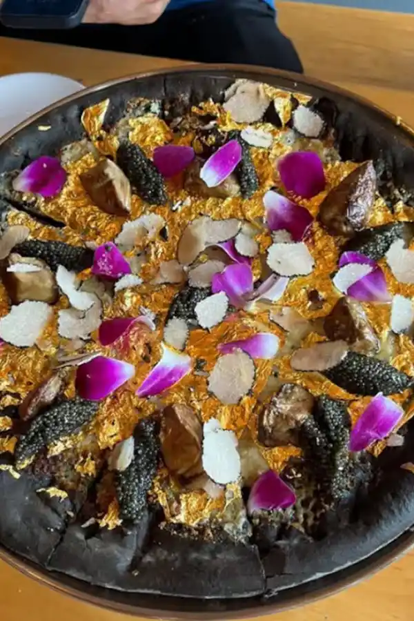 La pizza con oro del restaurante neoyorkino Industry Kitchen tarde 48 horas en prepararse.