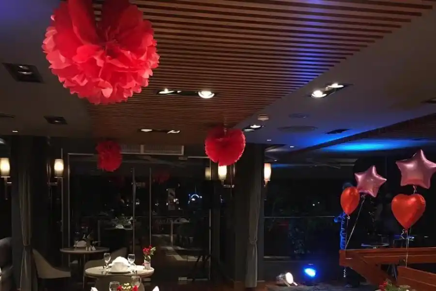 Brindá por el amor en Hotel Garden Plaza: cena show y velada única en Los Naranjos