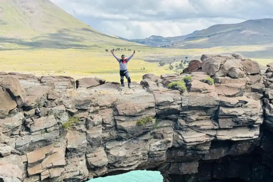 PUENTE DE PIEDRA. Carlos posa en un punto atractivo del lago Caviahue.