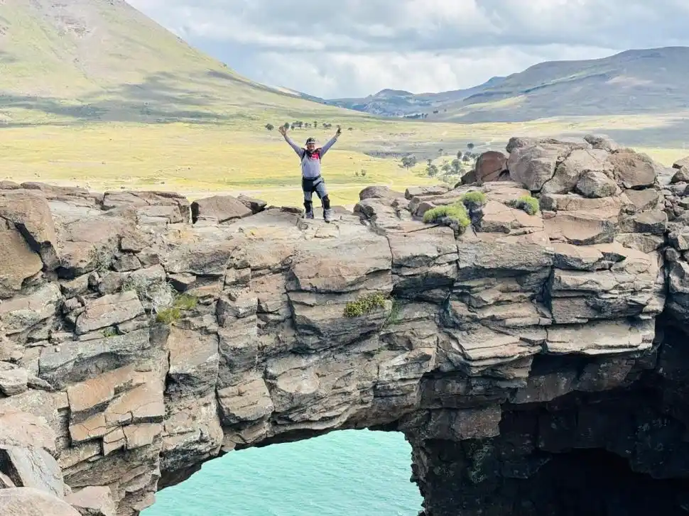 PUENTE DE PIEDRA. Carlos posa en un punto atractivo del lago Caviahue.