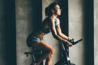 ¿Cuántos minutos de bicicleta fija necesitas para quemar grasa rápidamente?