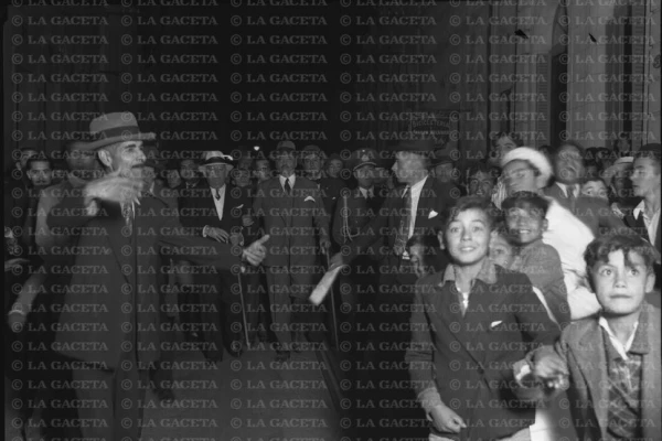 Recuerdos fotográficos: un presidente pasea por calles tucumanas