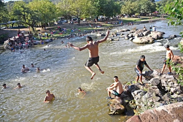 El calor es más fuerte: los peligros del río Loro no amedrentan a los tucumanos