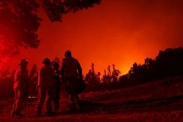 Chile amplía el toque de queda por los incendios que azotan el centro-sur del país
