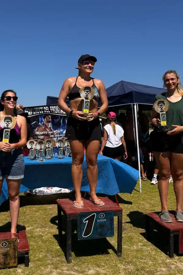 EN LO MÁS ALTO. Farías posa con el premio por adjudicarse la categoría Damas en Termas de Río Hondo.