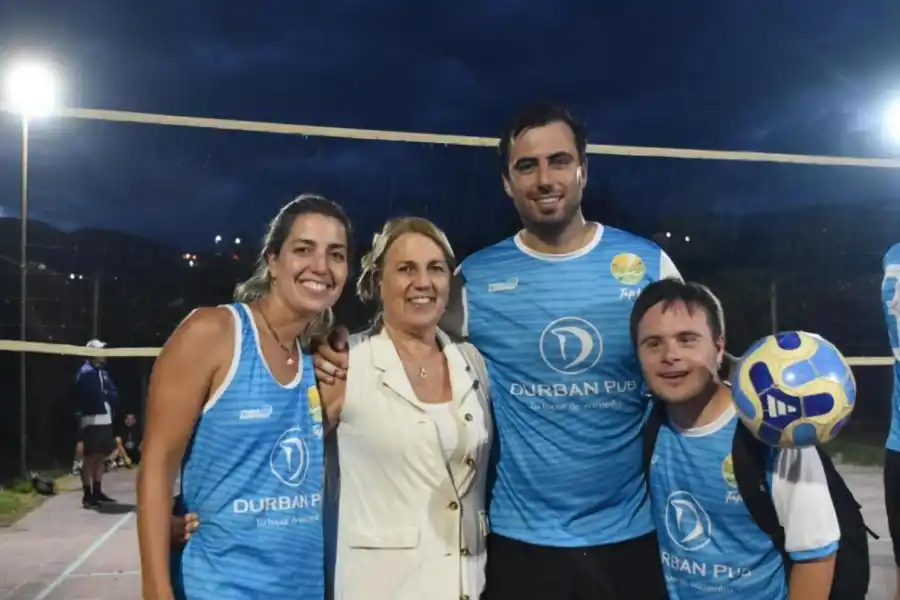 FELIZ. Patricia Jaime (de blanco) posó luego de un partido de vóley.