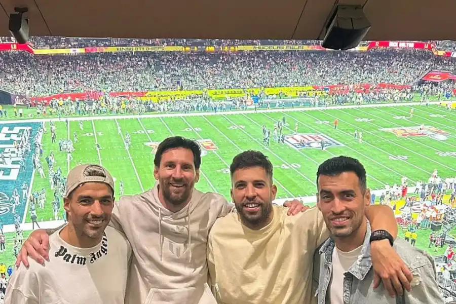 Lionel Messi disfrutando del Super Bowl con la compañía de Luis Suárez, Jordi Alba y Sergio Busquets.