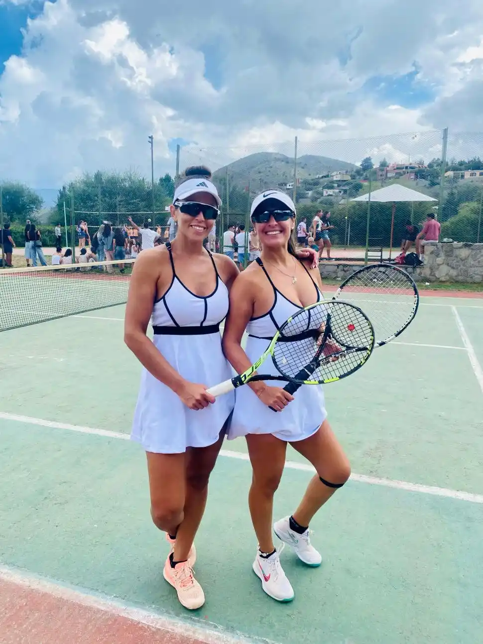 ¡QUÉ LOOKS! Marina Lau y Macarena López Ramírez usaron el mismo atuendo. credito xxxxxxxx