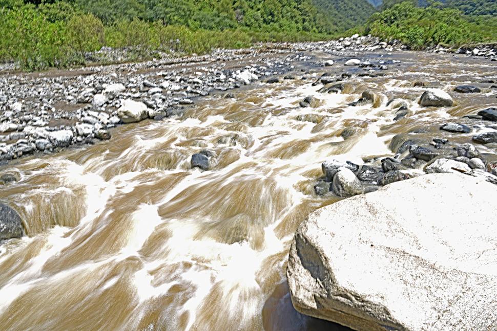 FUERZA DEL AGUA. Pasados los días el río mantiene una fuerte presión dejando evidentes los efectos de su paso.