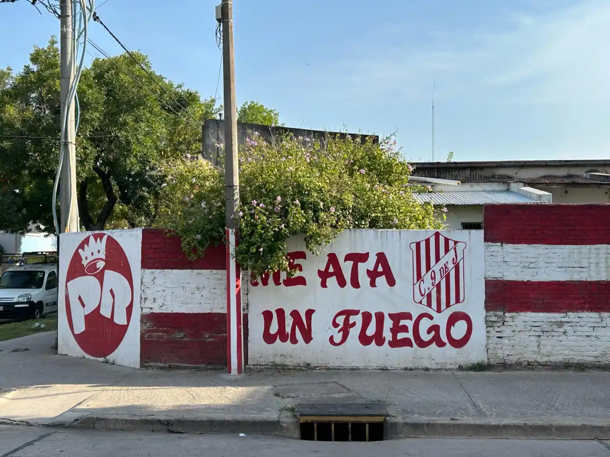 APASIONADOS. Los hinchas de 9 de Julio expresan su amor con pintadas en el barrio.