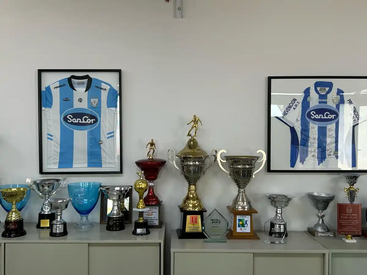 PARA EL RECUERDO. En el estadio de Atlético de Rafaela se exponen una gran cantidad de trofeos y camisetas de sus tiempos más gloriosos. Este año, disputará el Federal A junto a Ben Hur y 9 de Julio.