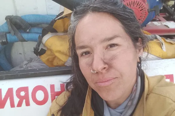 Una bombera tucumana combate los incendios en la Patagonia: “Esto escapa de nuestras manos”