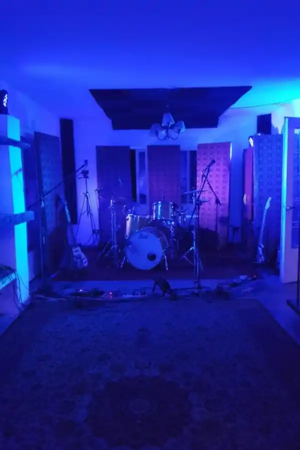 ESCENARIO. La sesión se grabó en vivo en una casa civil de Yerba Buena.