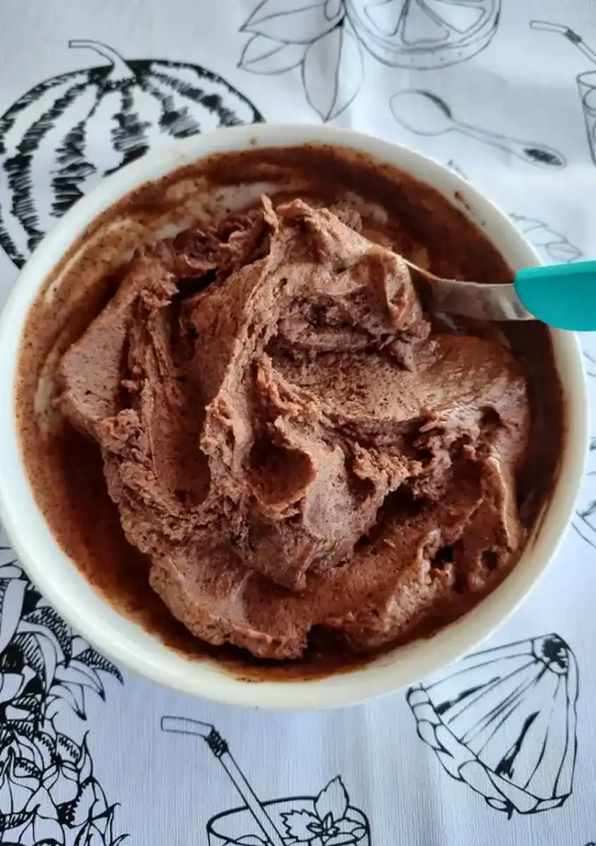 Cómo hacer helado de chocolate casero con dos ingredientes y sin azúcar