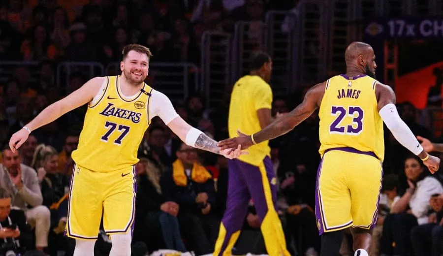 La impactante asistencia de Luka Doncic a LeBron James en su debut en Los Ángeles Lakers