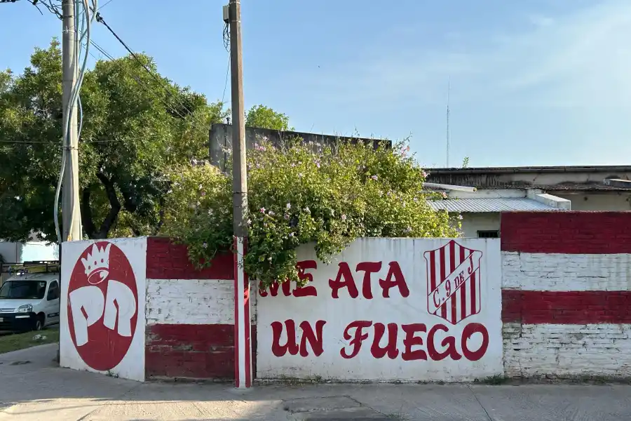 APASIONADOS. Los hinchas de 9 de Julio expresan su amor con pintadas en el barrio.