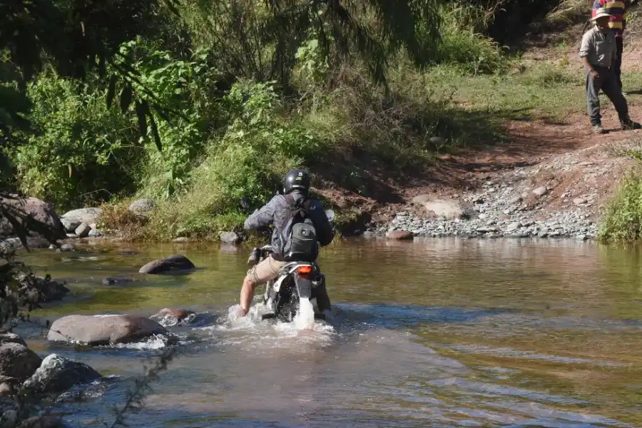 DETALLE. Para acceder a la Estancia hay que cruzar un río desde Salta.