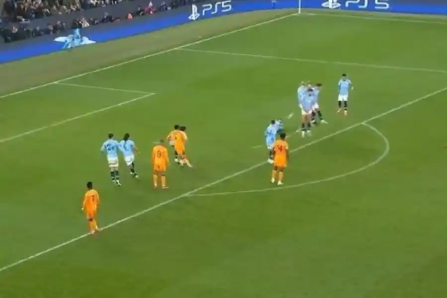 EL REBOTE. El balón le pega a Silva que está en el suelo. Desde ahí la pelota llegará hasta Ceballos que asistió a Mbappé. FOTO CAPTURA