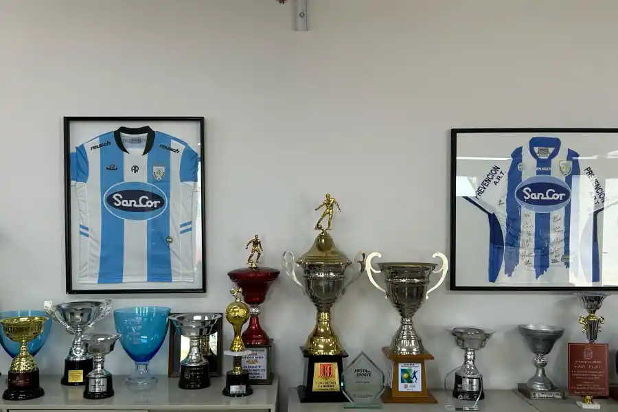 PARA EL RECUERDO. En el estadio de Atlético de Rafaela se exponen una gran cantidad de trofeos y camisetas de sus tiempos más gloriosos. Este año, disputará el Federal A junto a Ben Hur y 9 de Julio.