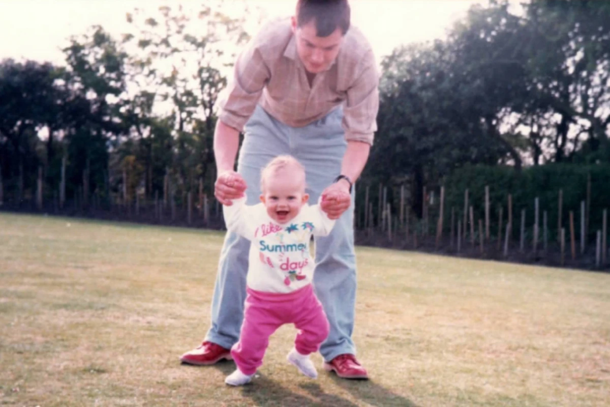 Sophie Ottaway y su padre John Ottaway jugando al aire libre. (Cortesía de Sophie Ottaway)