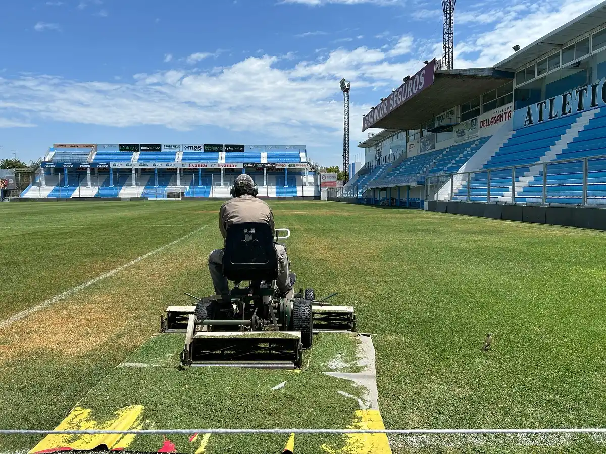 PUESTA A PUNTO. Ayer se trabajo en el campo de juego para el partido de esta tarde.