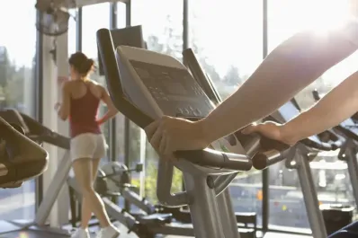 Bicicleta estática vs. cinta de correr: ¿cuál es la mejor opción para bajar de peso?