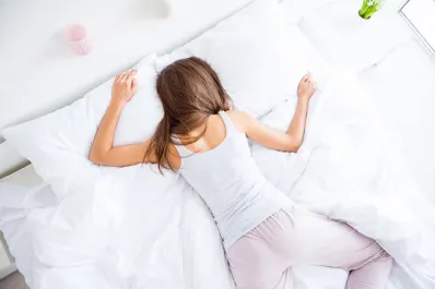 Lo que tu posición al dormir revela sobre tus ingresos económicos, según un estudio