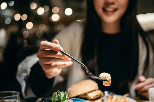 Adelantar la cena: ¿por qué es bueno para adelgazar?