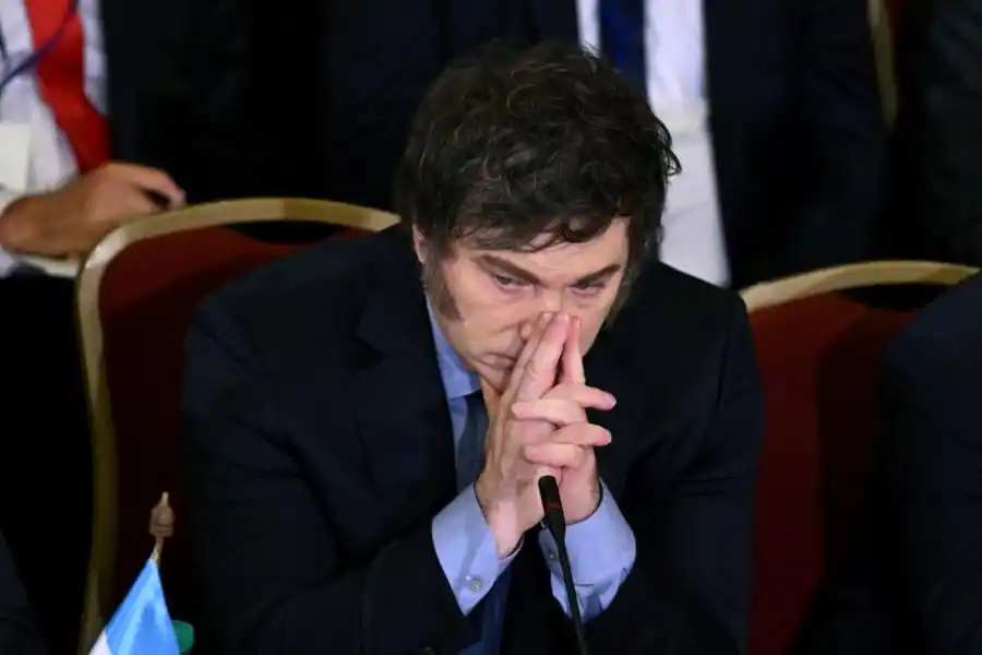 DE UN LADO O DEL OTRO: Milei no admite doble discursos de sus funcionarios, según indicó.