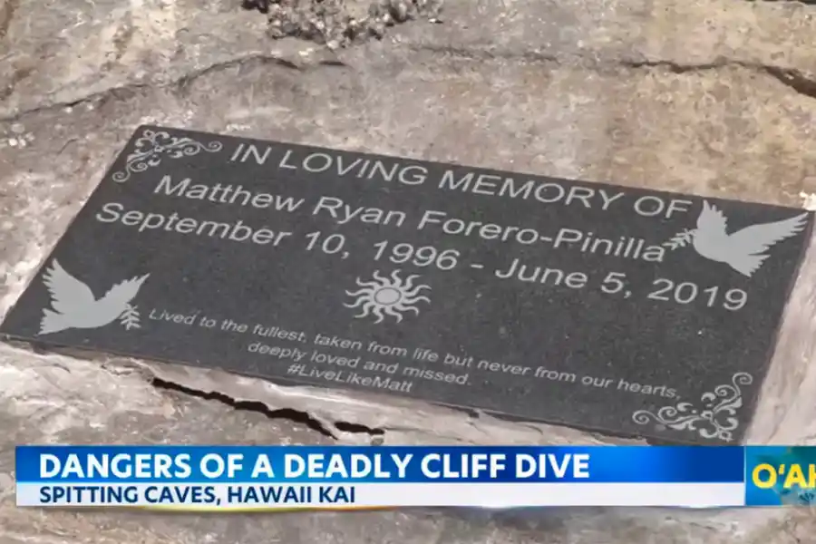 Una de las placas que recuerda a los fallecidos en la zona.