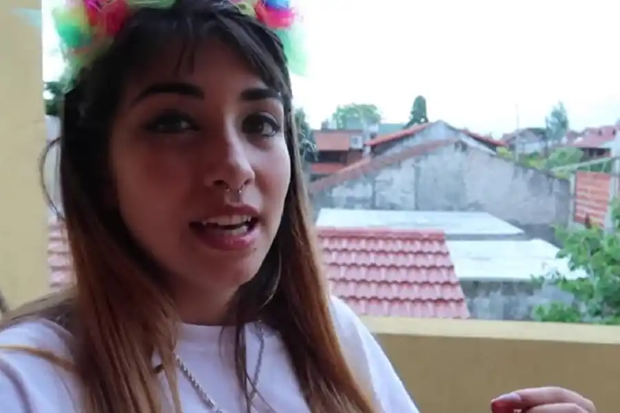 Desde la terraza y con casas bajas de fondo, María Becerra mostraba la casa donde creció en Quilmes.