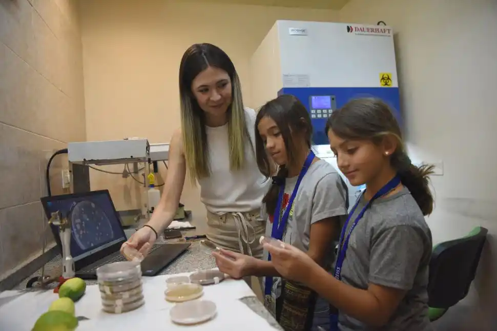 CURIOSIDAD. Las chicas preguntan y las científicas responden. LA GACETA / FOTOs DE ANALIA JARAMILLO