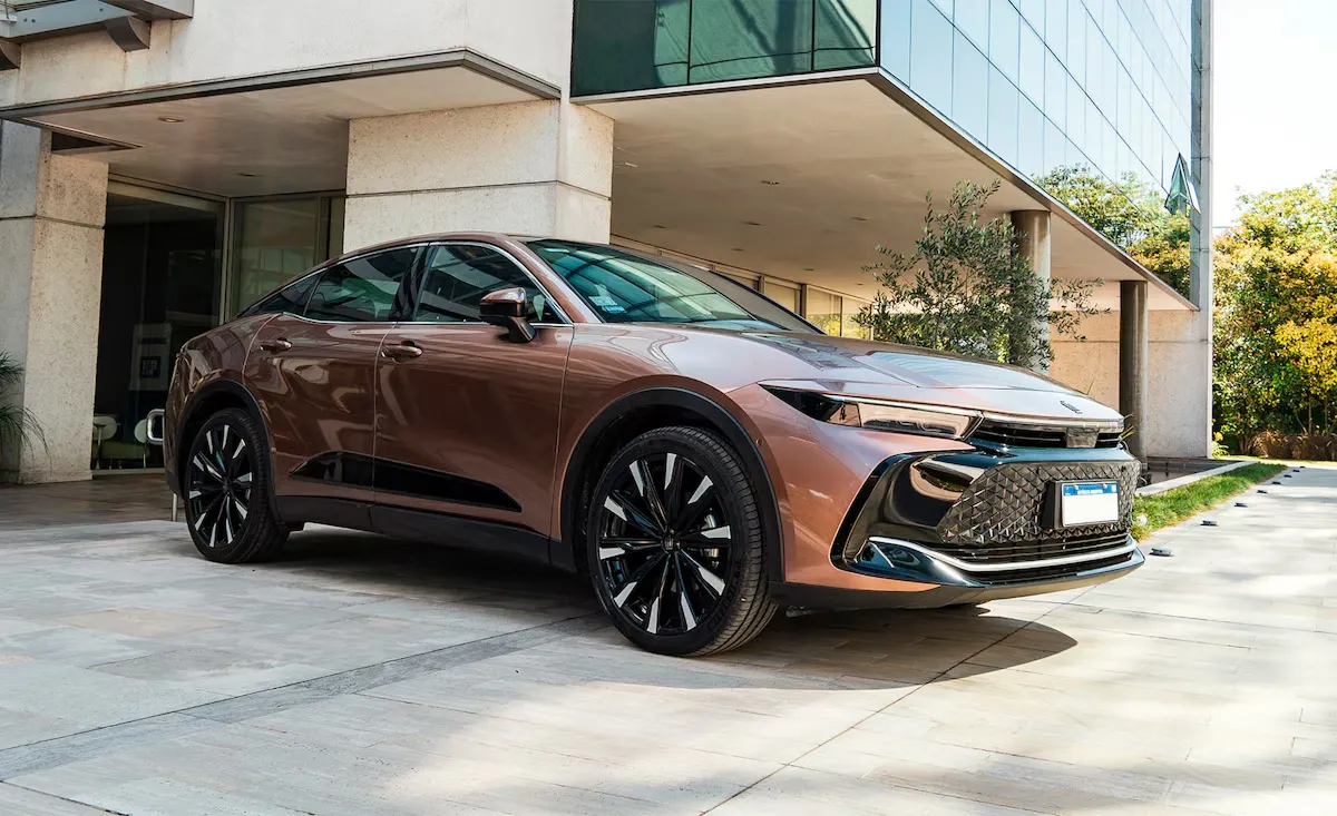 El Toyota Crown, si bien es un modelo de una marca generalista, se considera un auto premium por su equipamiento y precio.