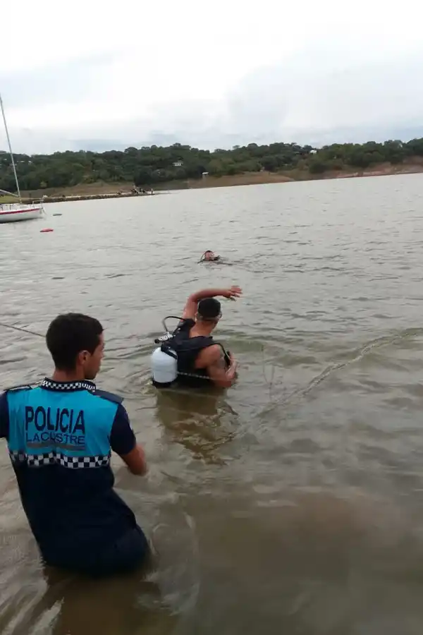 ARDUO TRABAJO. Personal de la Policía Lacustre en plena acción.