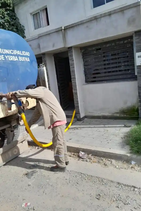 DISTRIBUCIÓN. El municipio envía el camión cisterna casa por casa.